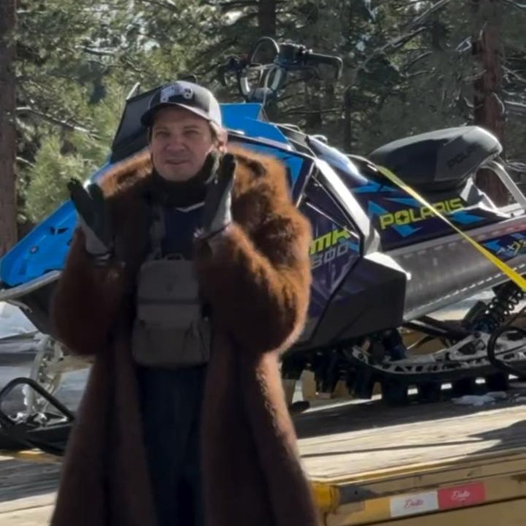 Jeremy Renner mit dem Schneemobil
