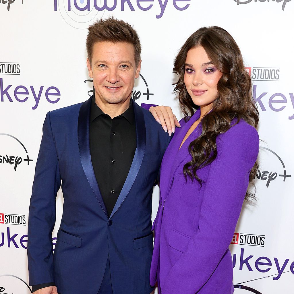 Jeremy Renner und Hailee Steinfeld im November 2021 in New York City