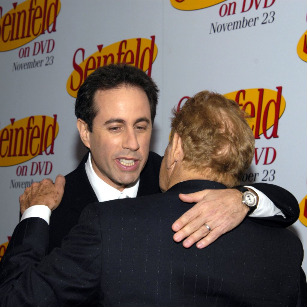 Jerry Senfeld umarmt Jerry Stiller