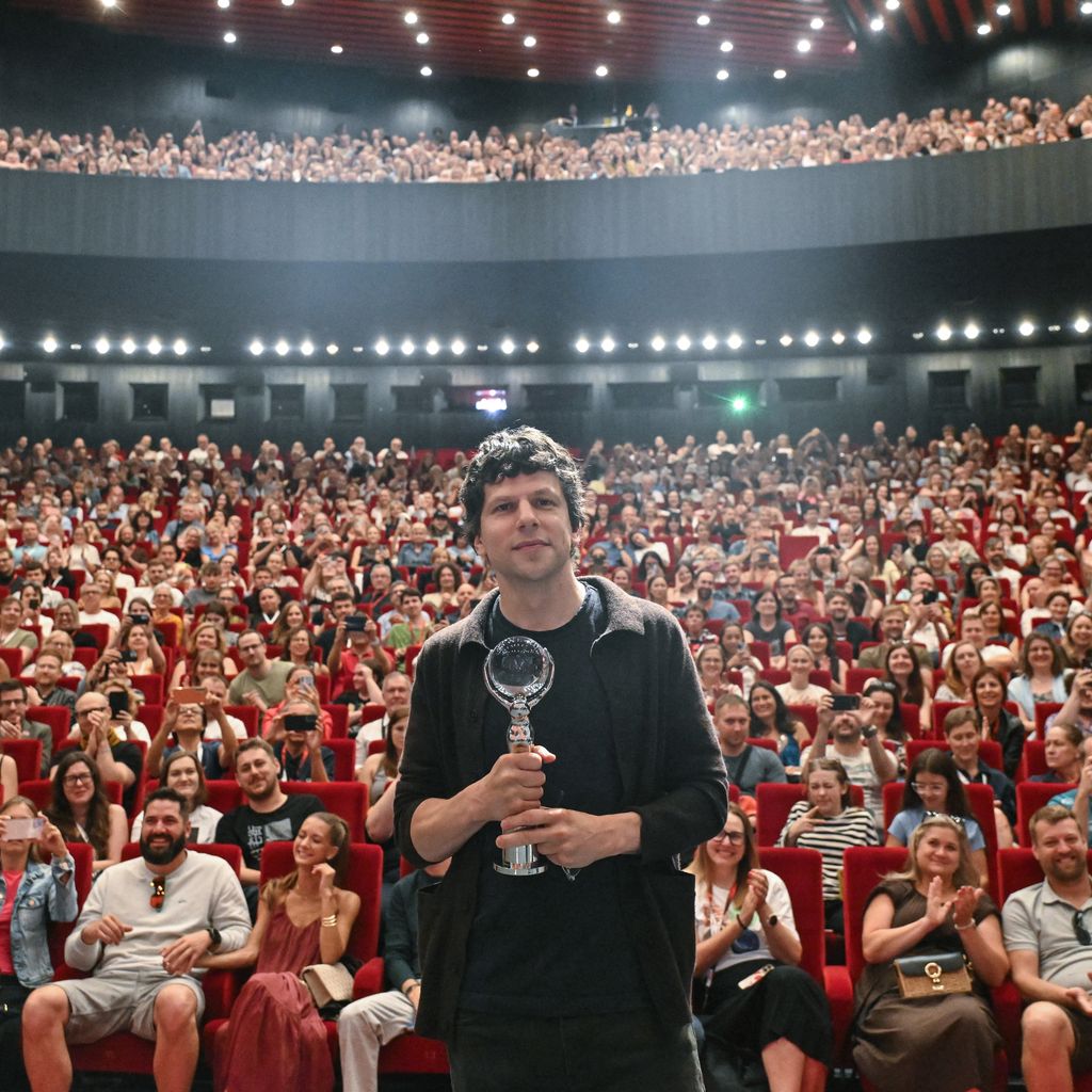 Jesse Eisenberg mit dem Festivalpräsidentenpreis beim Karlovy Vary International Film Festival 2026