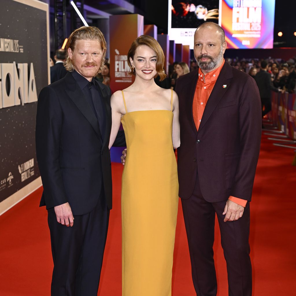 Jesse Plemons, Emma Stone und Yorgos Lanthimos bei der Premiere von "Bugonia" in London