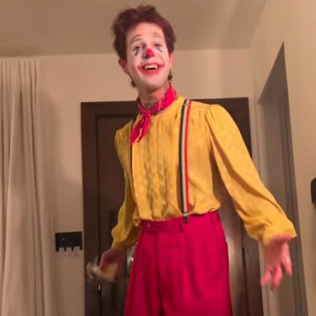 Jesse Rutherford im Clown-Kostüm