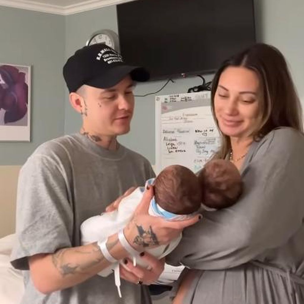 Jesse Sullivan und Francesca Farago mit ihren Babys, November 2024