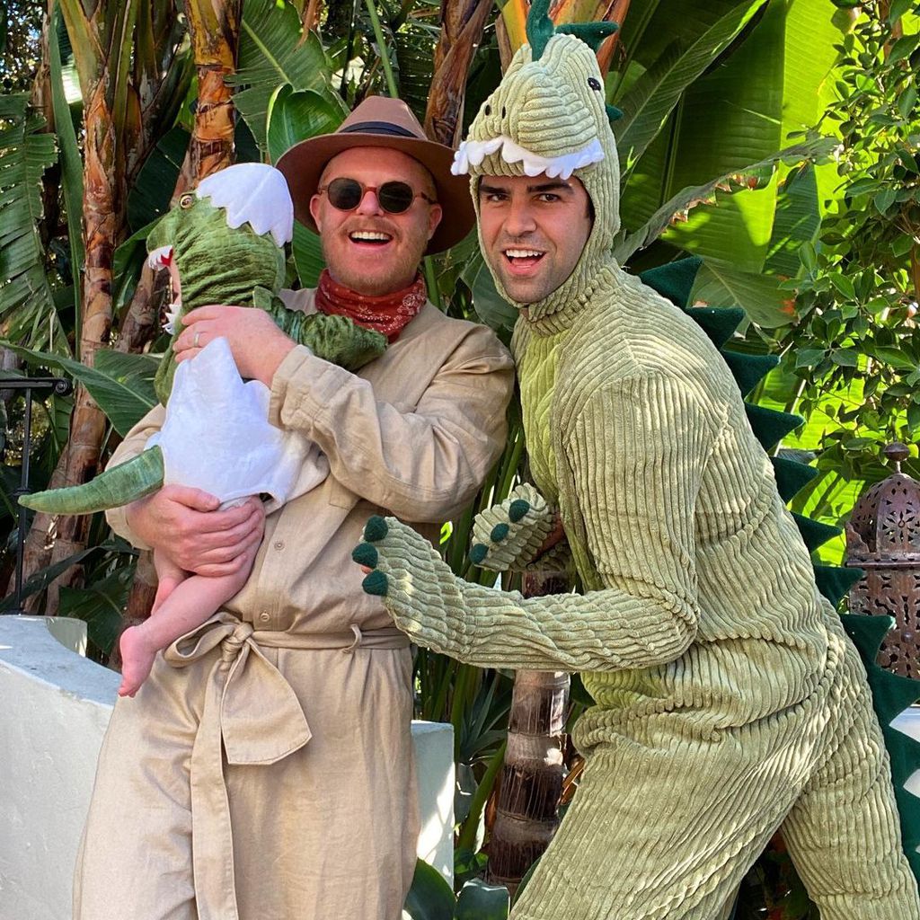 Jesse Tyler Ferguson, Justin Mikita und ihr Sohn Beckett an Halloween 2020