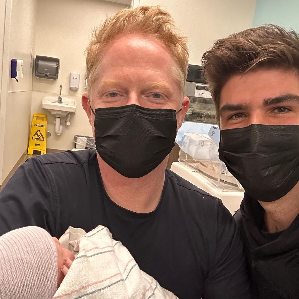 Jesse Tyler Ferguson mit seinem Partner Justin Mikita und dem gemeinsamen Nachwuchs