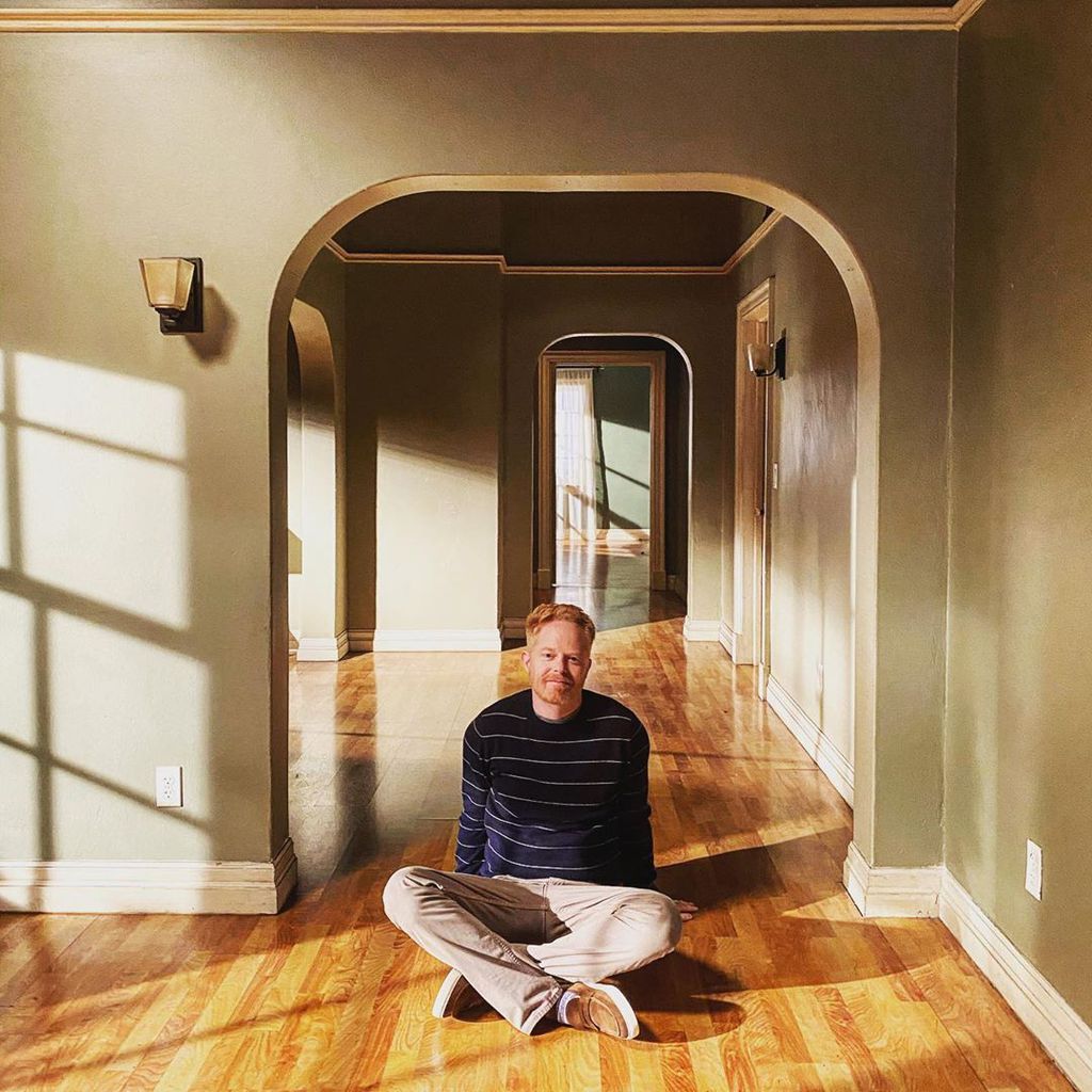 Jesse Tyler Ferguson am Set von "Modern Family"