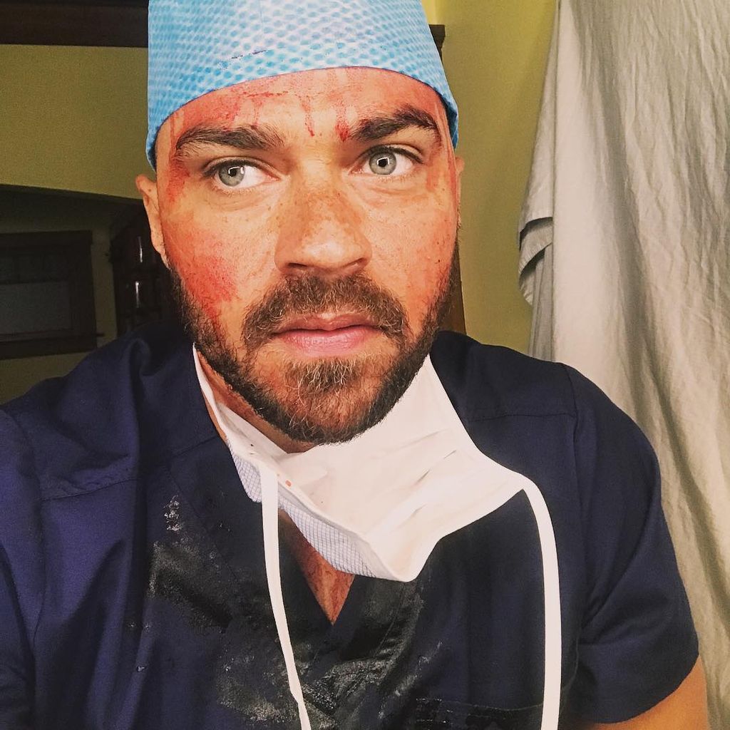 Jesse Williams am Set von "Grey's Anatomy"