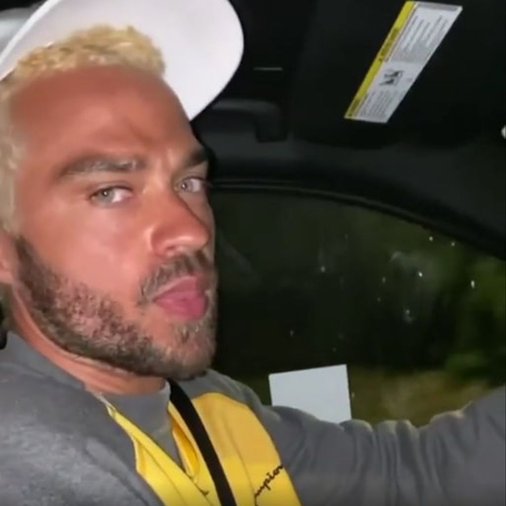 Schauspieler Jesse Williams mit blonden Haaren