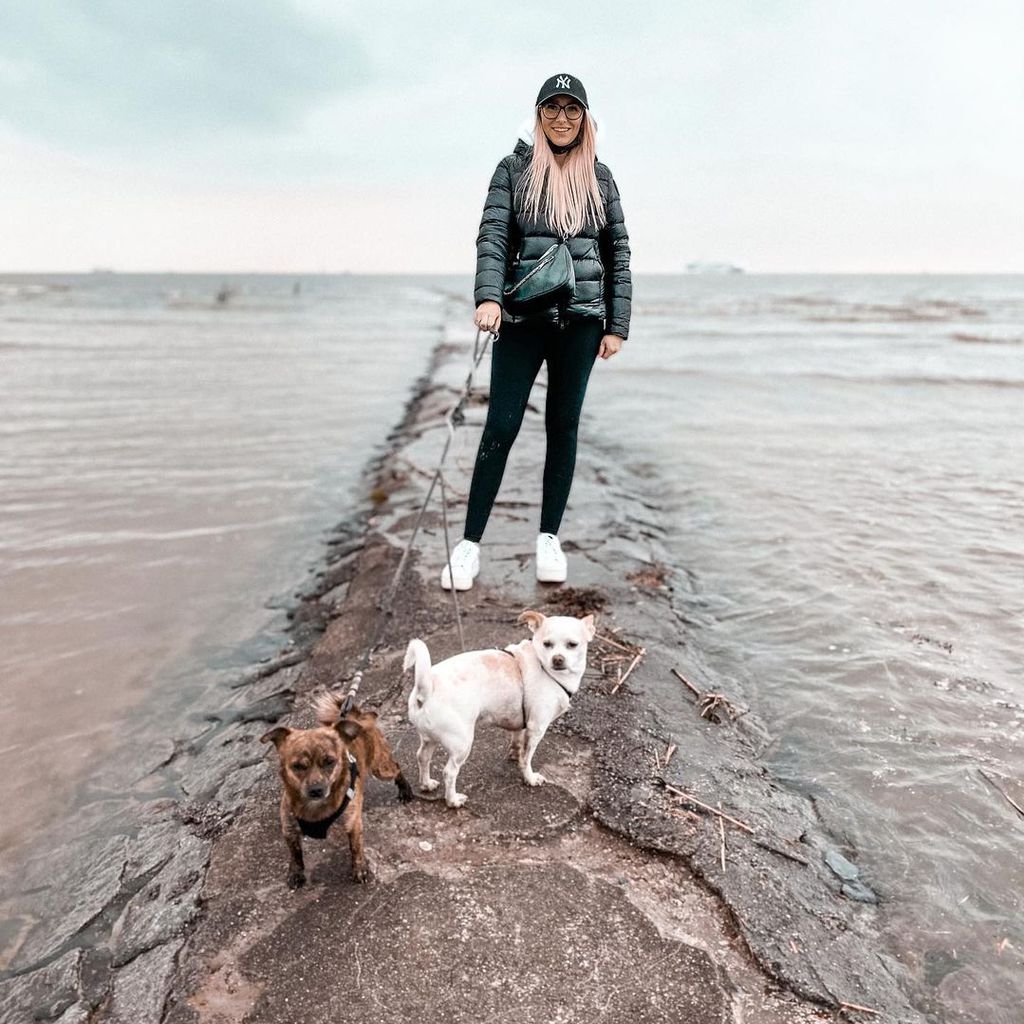 Jessi Schröder mit ihren Hunden