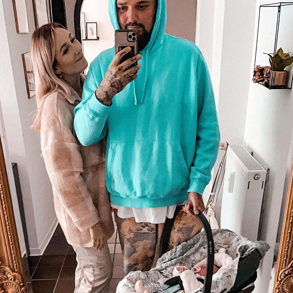 Jessi und Nik Schröder mit Tochter Hailey Emilia