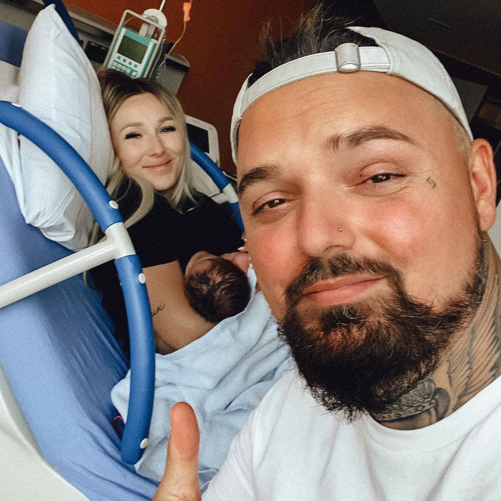 Jessi und Nik Schröder nach der Geburt ihrer Tochter Hailey