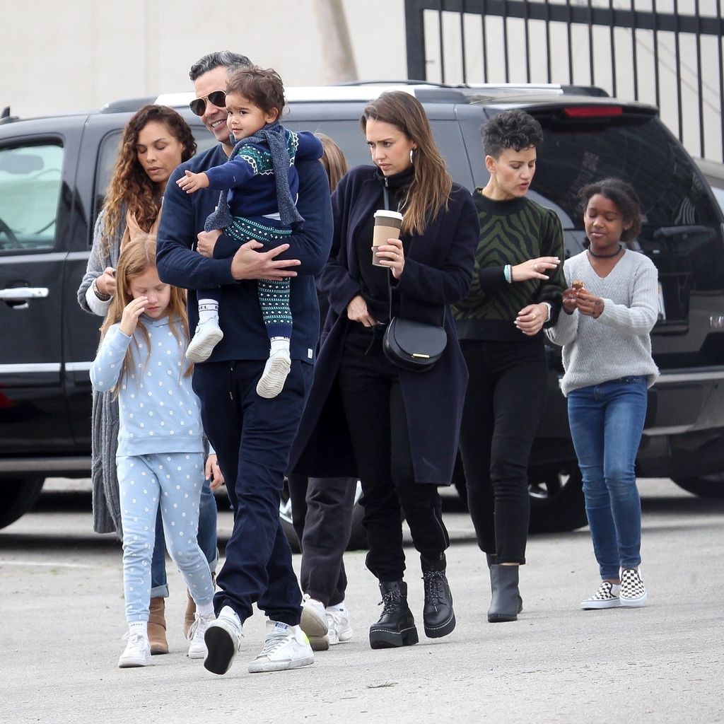 Jessica Alba mit Ehemann Cash und den Kindern, Dezember 2019