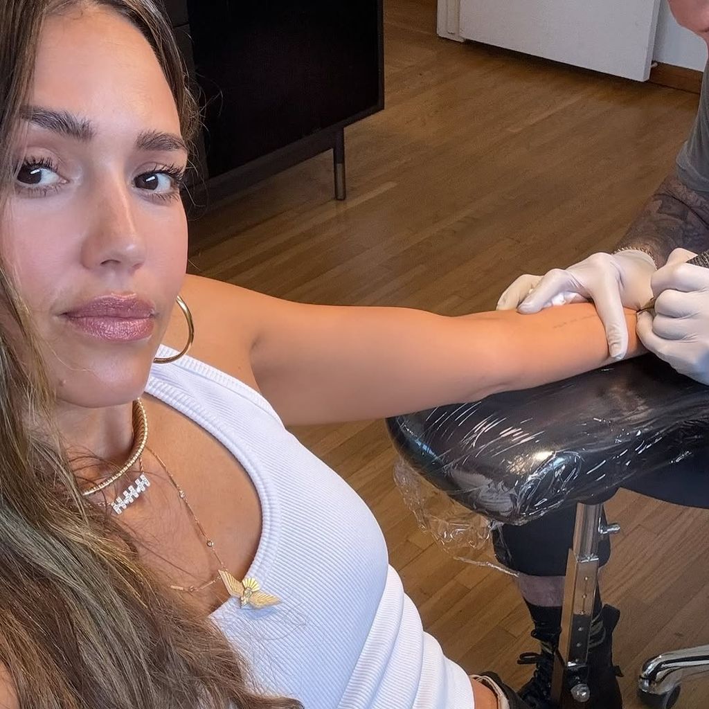 Jessica Alba im Tattoo-Studio, Februar 2025