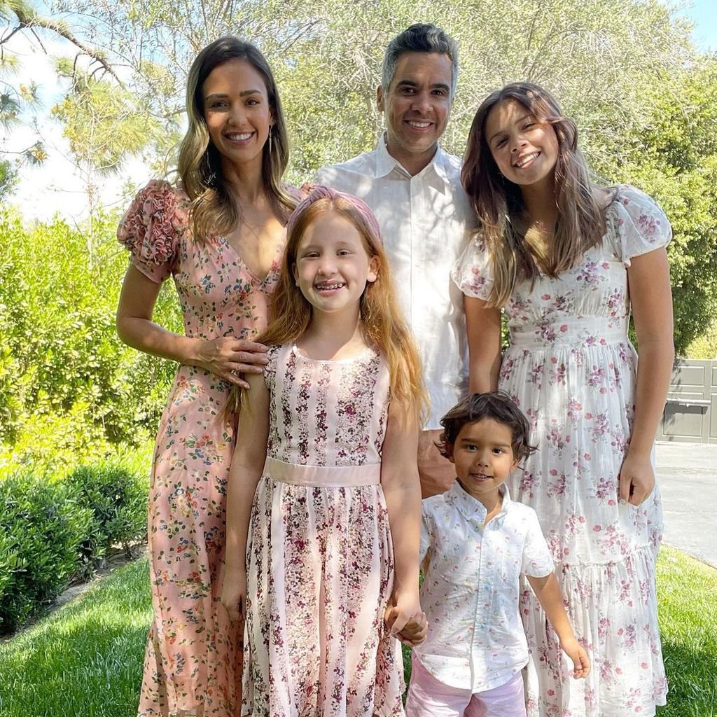 Jessica Alba mit ihrem Mann Cash Warren und ihren drei Kindern