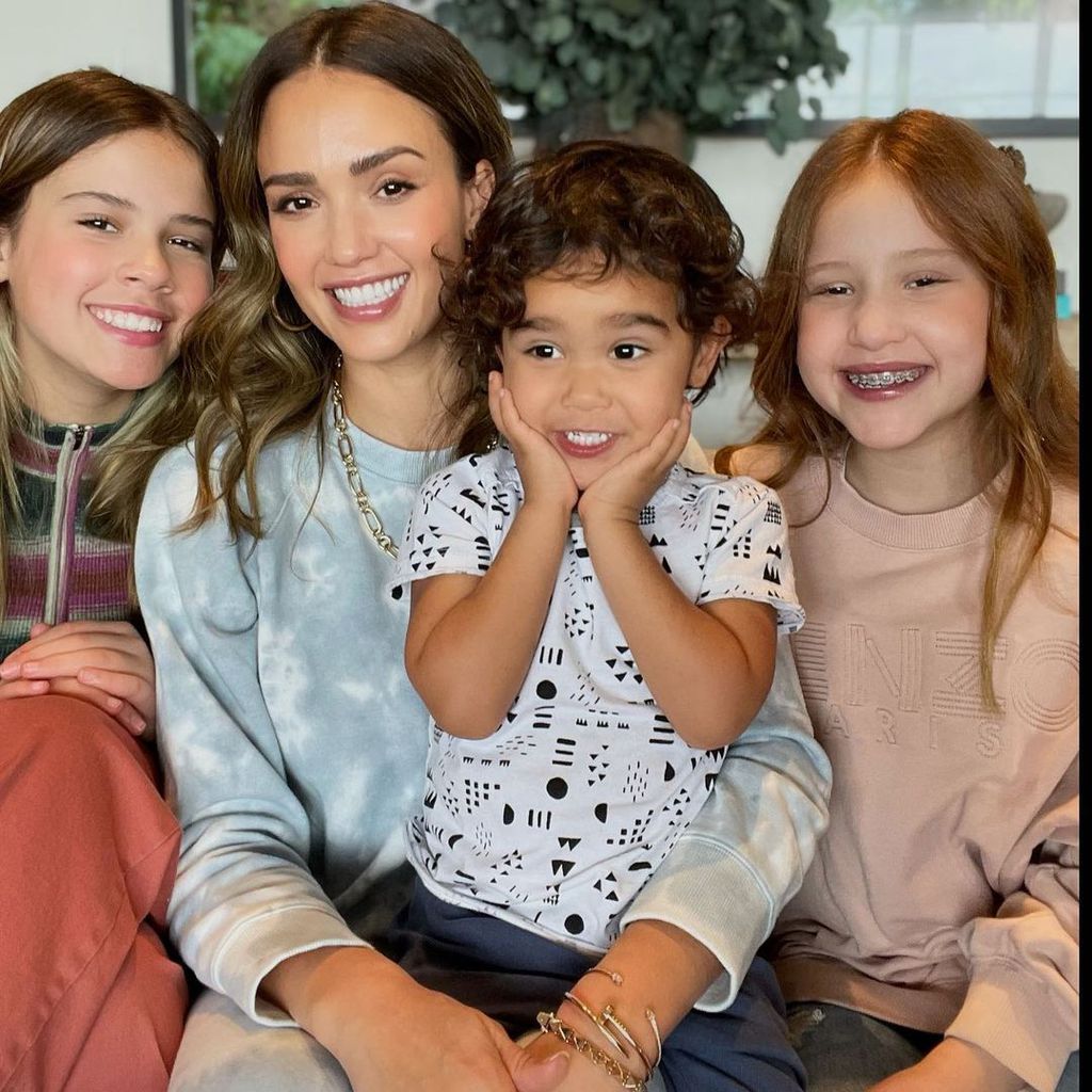 Jessica Alba mit ihren drei Kindern