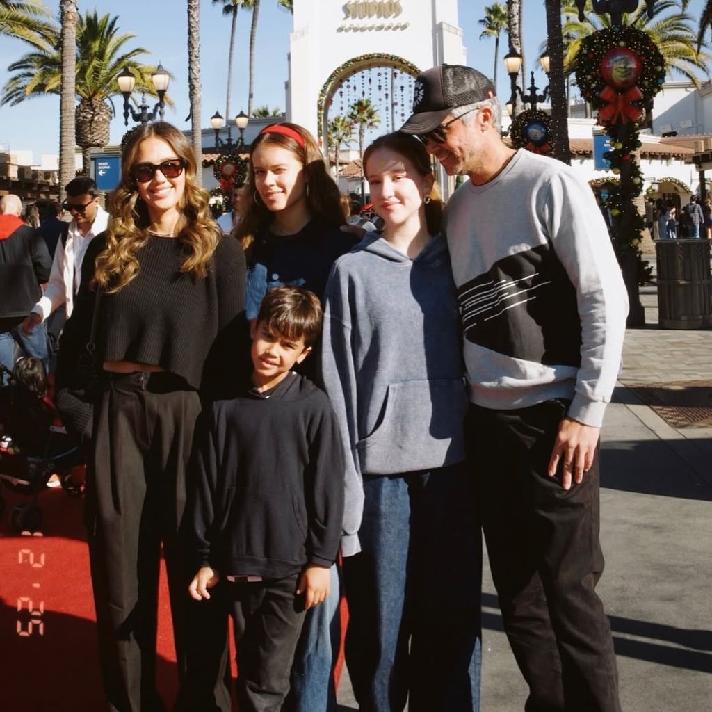 Jessica Alba mit ihren Kindern Hayes, Honor und Haven sowie Ehemann Cash Warren