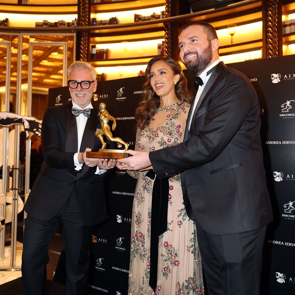 Jessica Alba posiert mit Co-Stars, "Discobolo Awards" 2024