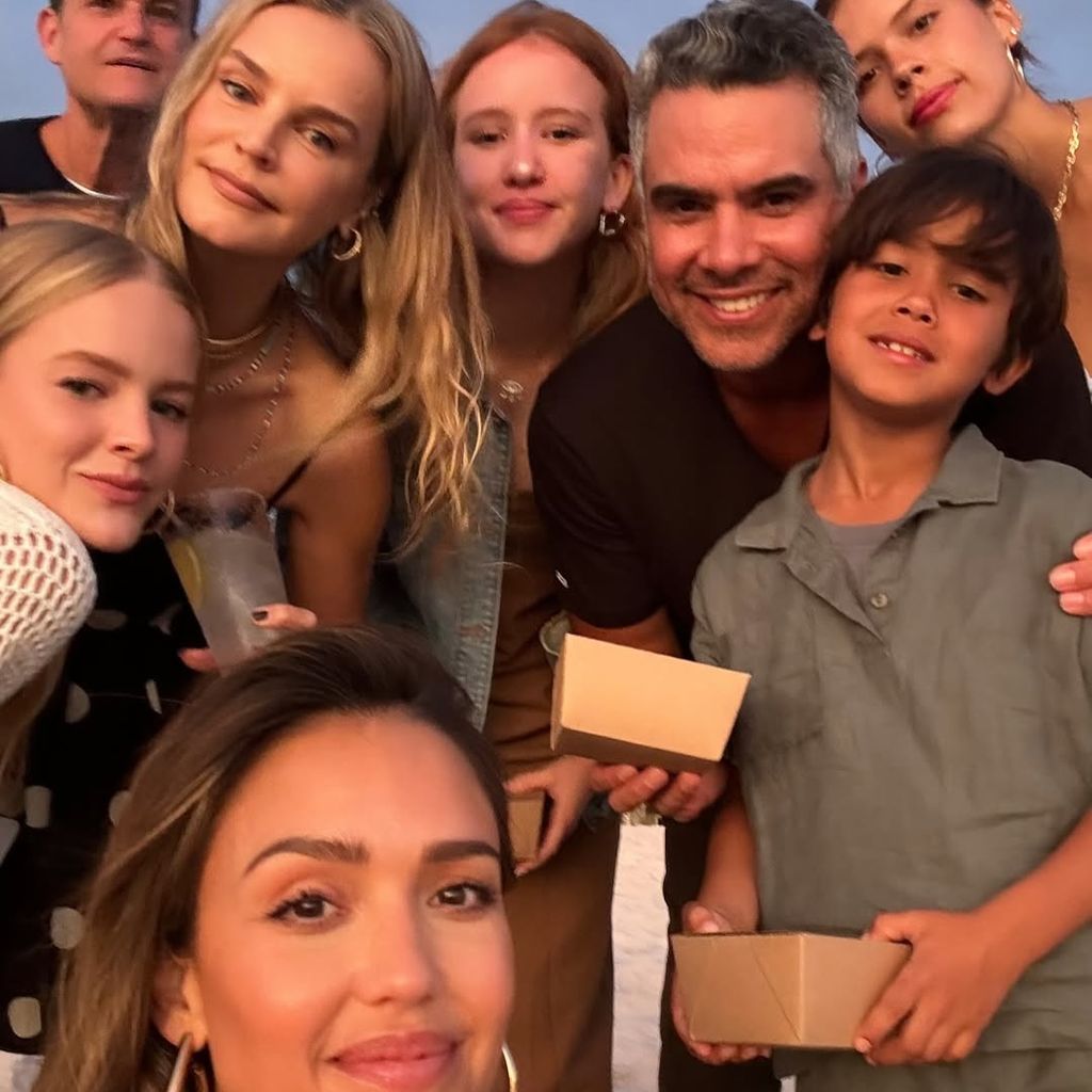 Jessica Alba mit Familie und Freunden, Mexiko, 2024
