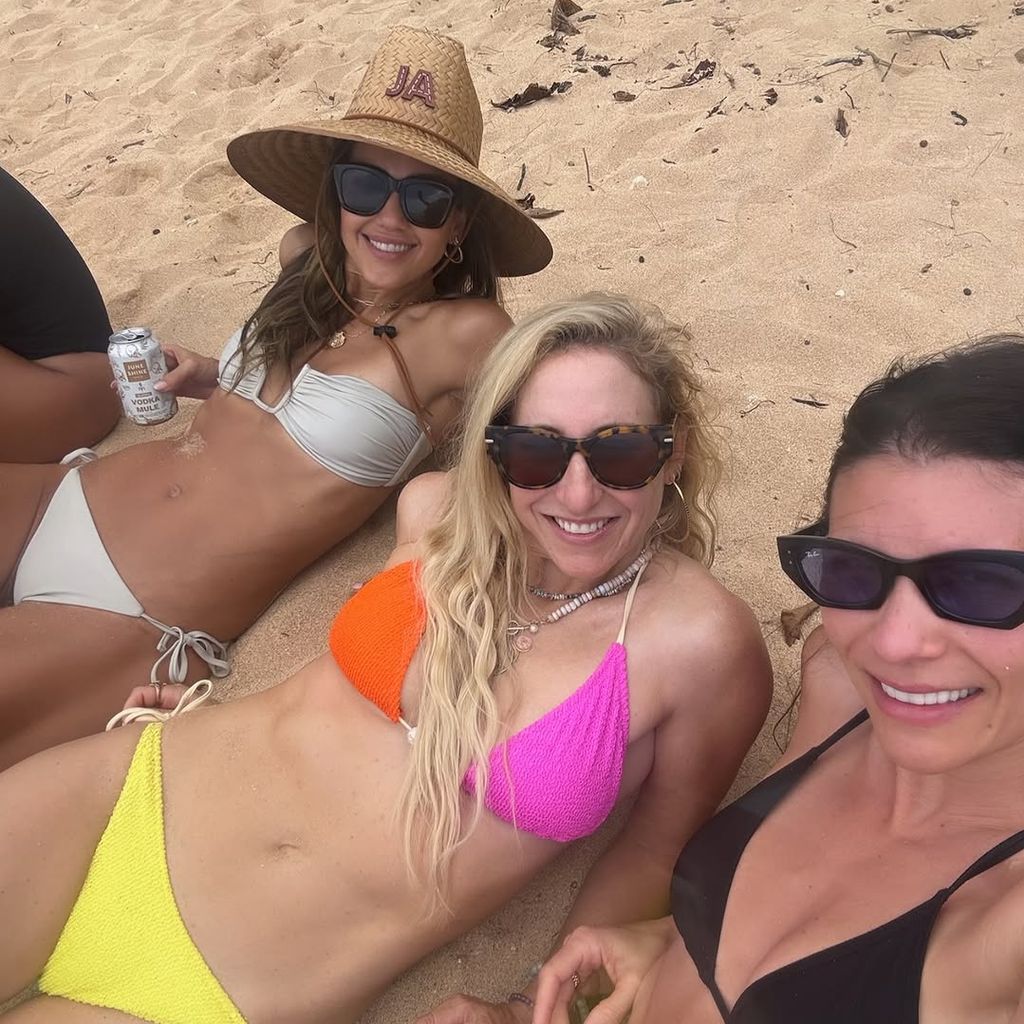 Jessica Alba posiert mit Freundinnen am Strand