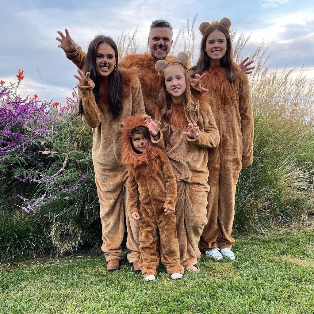 Jessica Alba mit ihrem Mann Cash und ihren drei Kindern an Halloween 2021