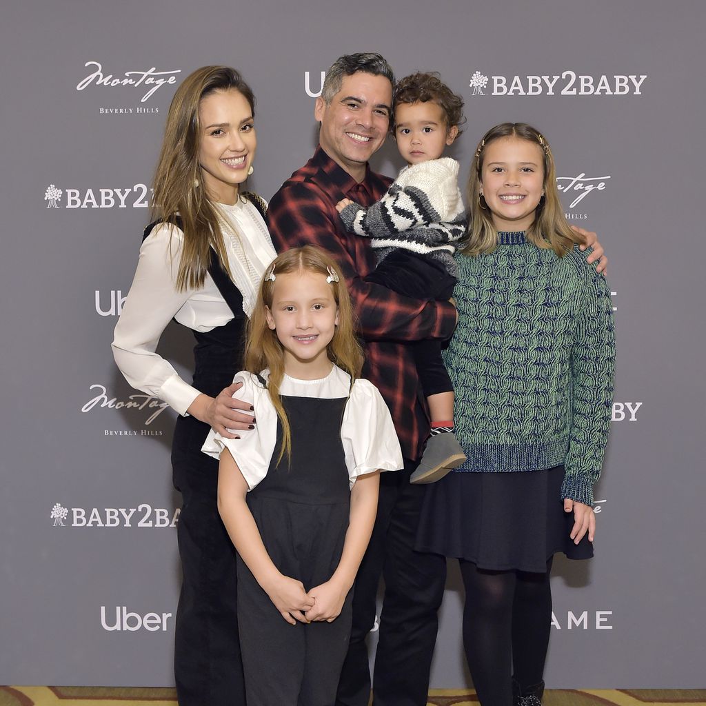 Jessica Alba und ihr Mann Cash Warren mit ihren Kindern Haven, Hayes und Honor bei einem Event