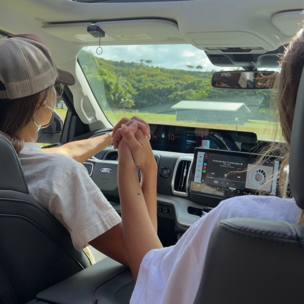 Jessica Alba und Tochter Honor Marie Warren fahren händchenhaltend Auto