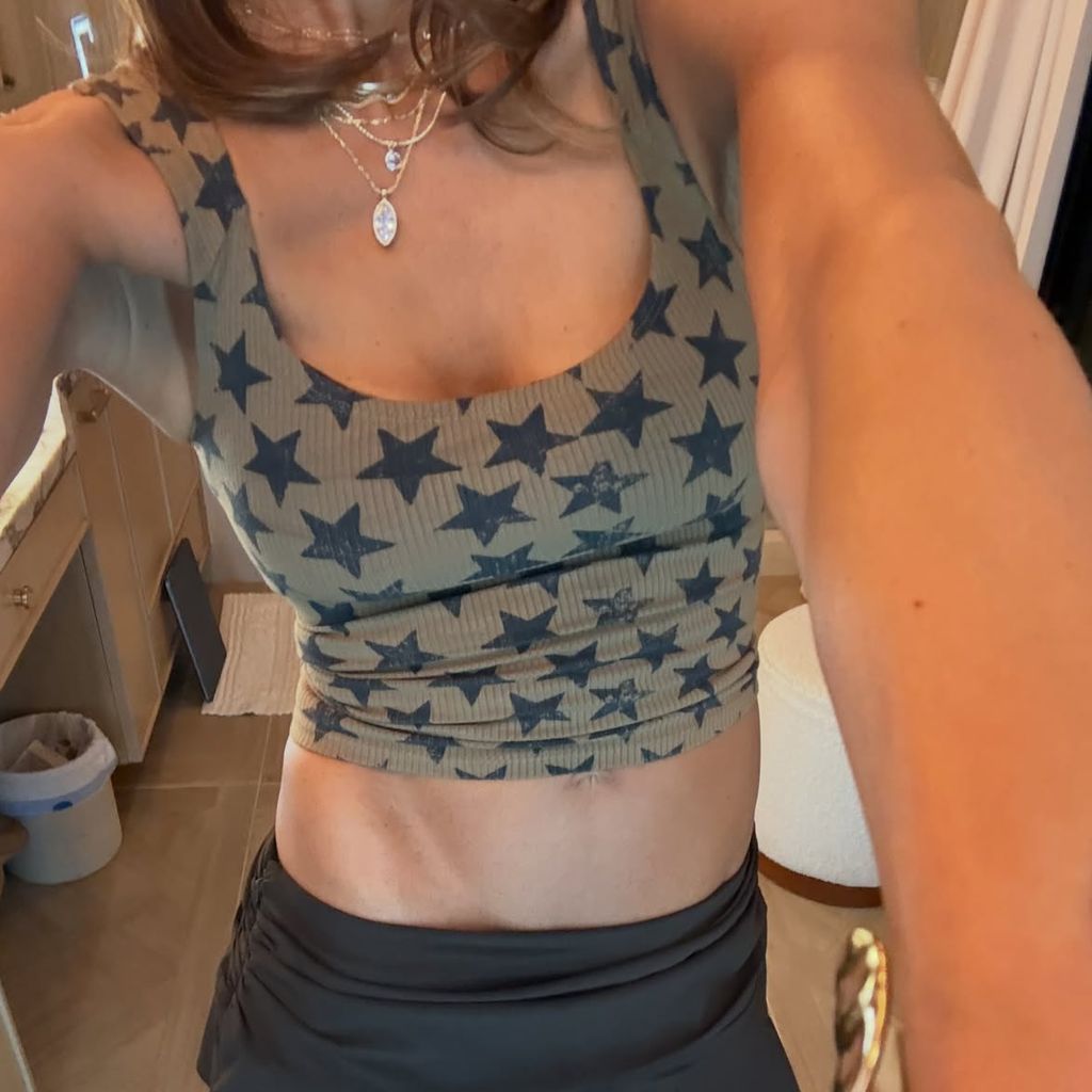 Jessica Alba in ihrem Y2K-Outfit