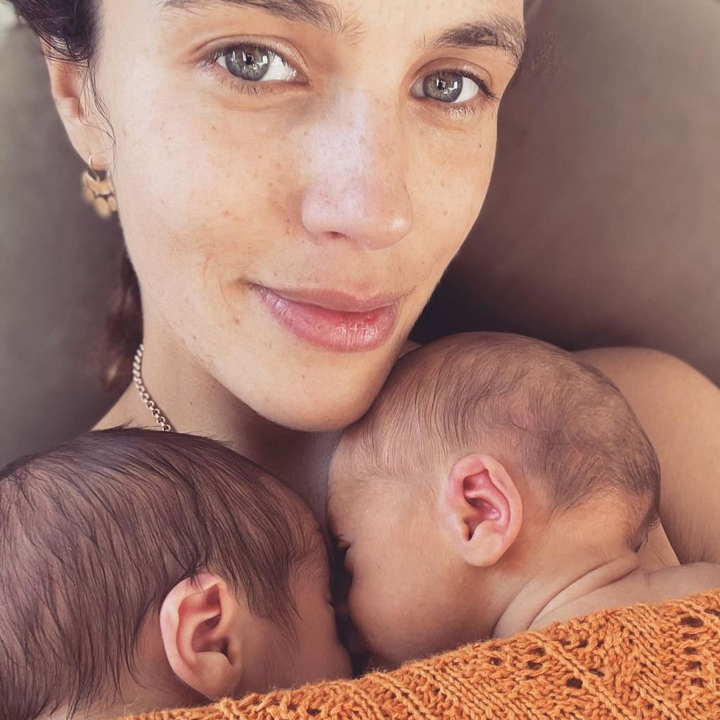 Jessica Brown Findlay mit ihren Zwillingen
