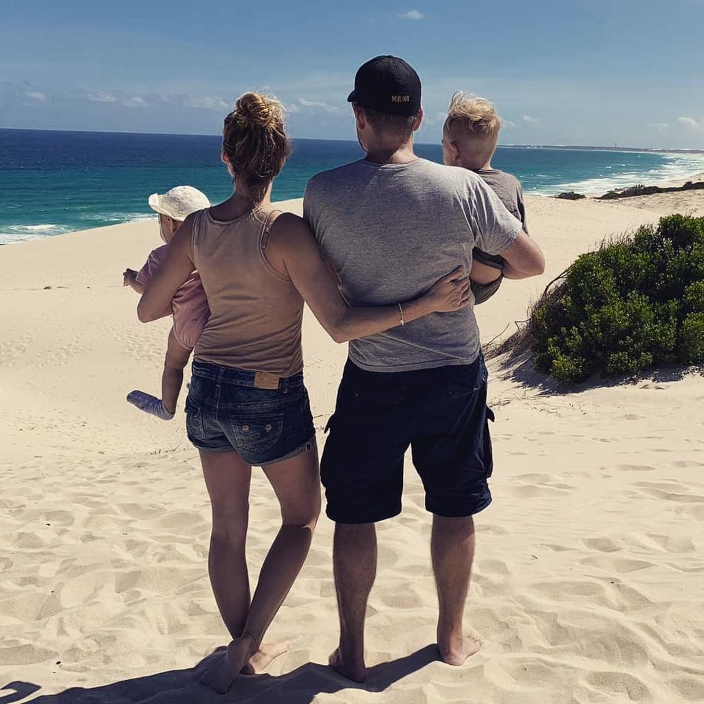 Jessica Ginkel und Daniel Fehlow mit ihren Kindern