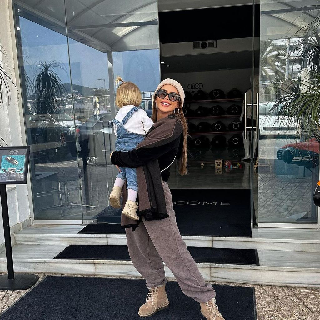 Jessica Haller und ihre Tochter im Februar 2023 auf Ibiza