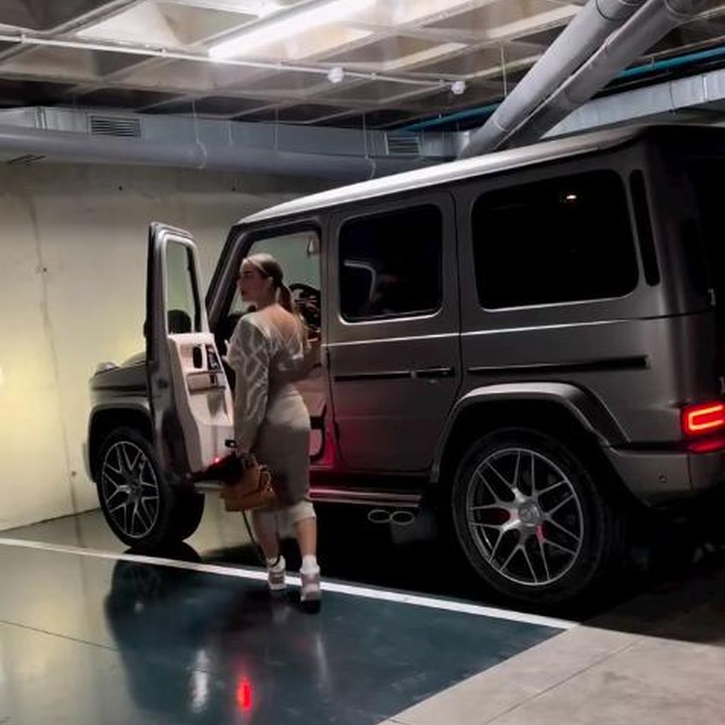 Jessica Haller vor ihrem Auto im März 2023