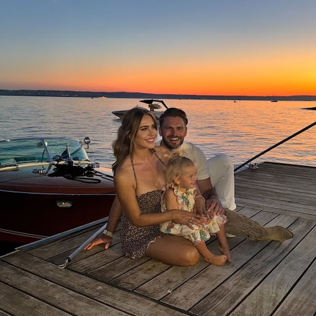 Jessica Haller und Johannes Haller mit Tochter Hailey im August 2024