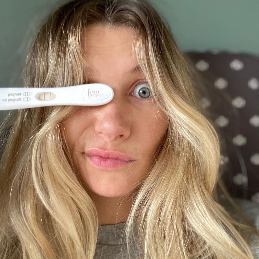 Jessica Hart zeigt ihren positiven Schwangerschaftstest