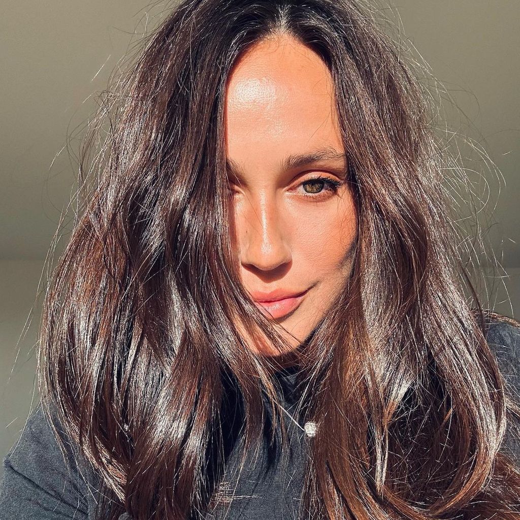 Jessica M'Barek macht ein Selfie