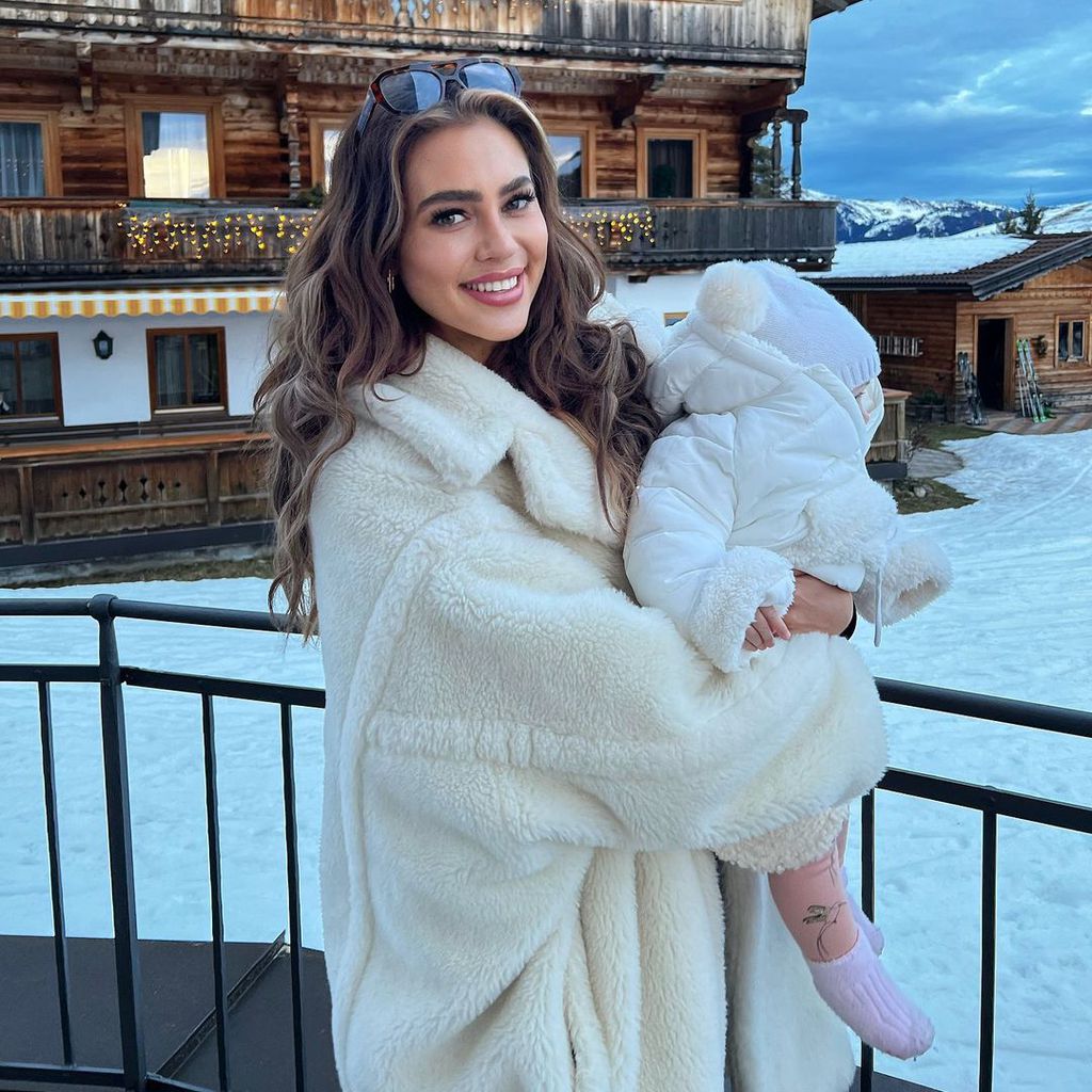 Jessica Paszka und ihre Tochter Hailey-Su im Januar 2022 in Kitzbühel