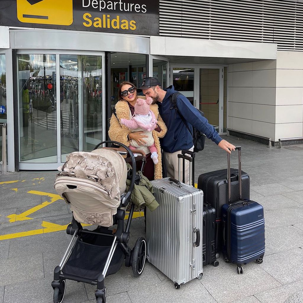 Jessica Paszka und Johannes Haller mit ihrer Tochter Hailey-Su Haller im November 2021