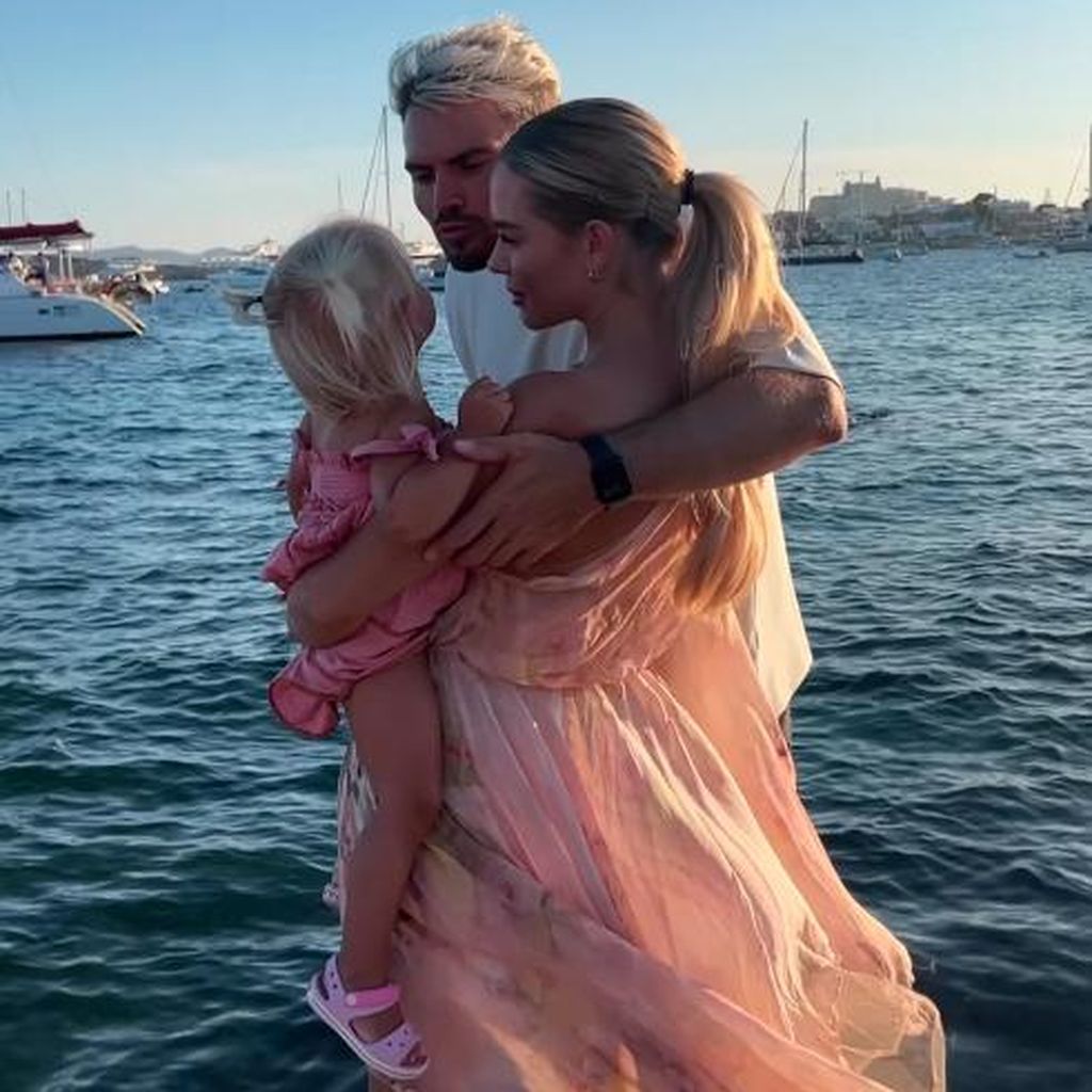 Jessica und Johannes Haller mit ihrer Tochter Hailey-Su im Juli 2023
