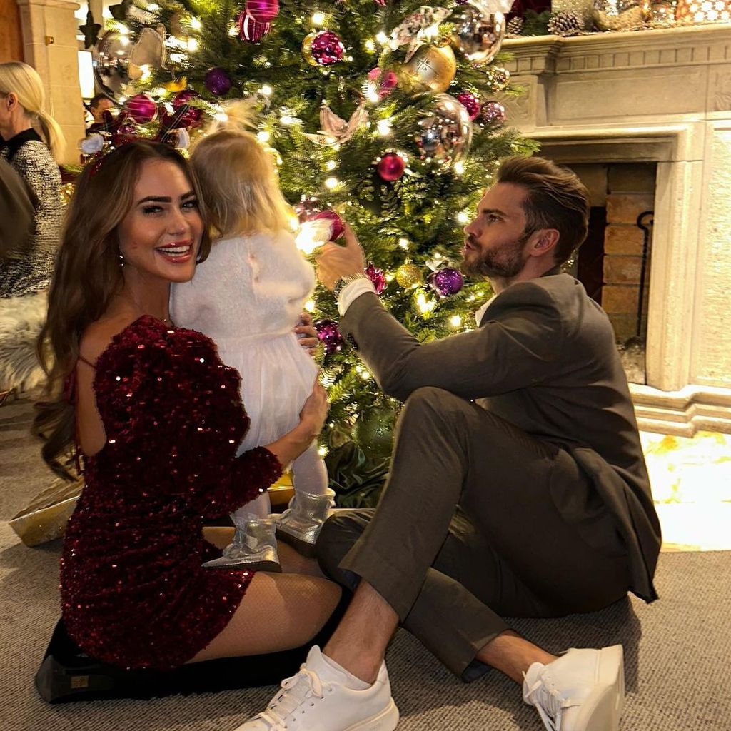 Jessica und Johannes Haller mit ihrer Tochter an Weihnachten 2022