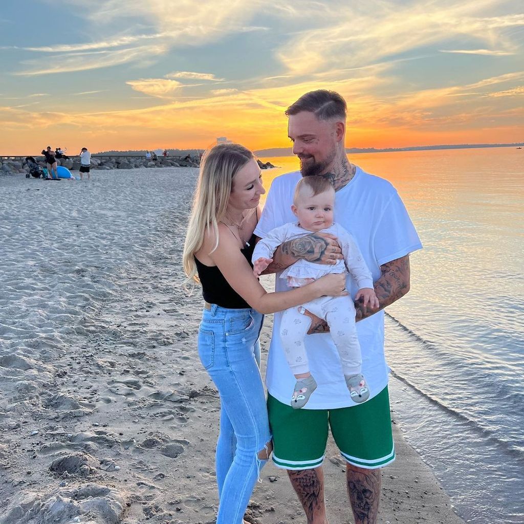 Jessica und Niklas Schröder mit ihrer Tochter Hailey