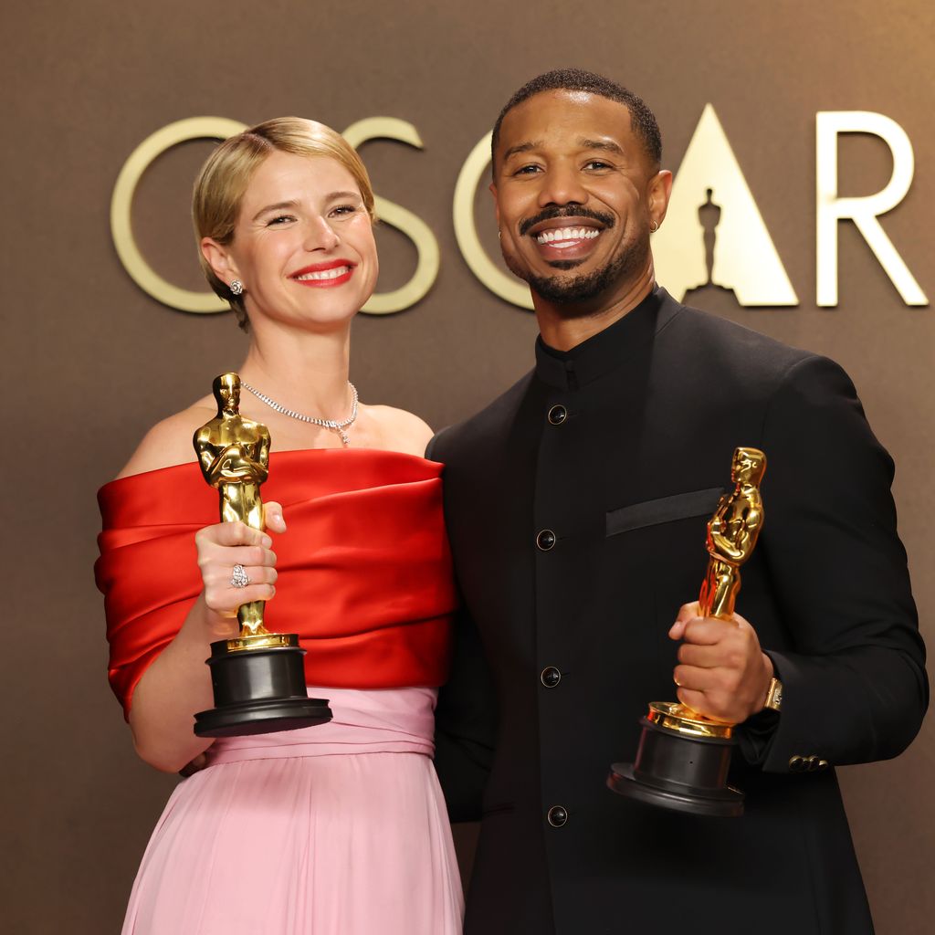Jessie Buckley und Michael B. Jordan mit ihren Oscars bei der 98. Verleihung im Dolby Theatre in Hollywood