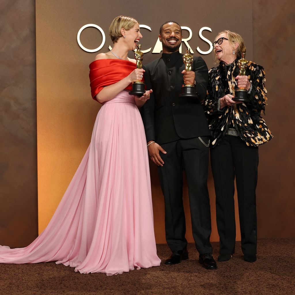 Jessie Buckley, Michael B. Jordan und Amy Madigan mit ihren Oscars im Press Room der 98. Academy Awards im Dolby Theatre
