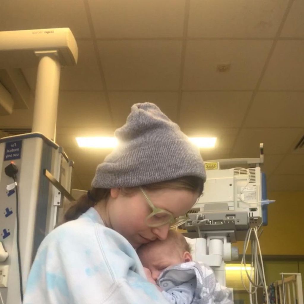 Jessie Cave und ihr Sohn Tenn im Krankenhaus