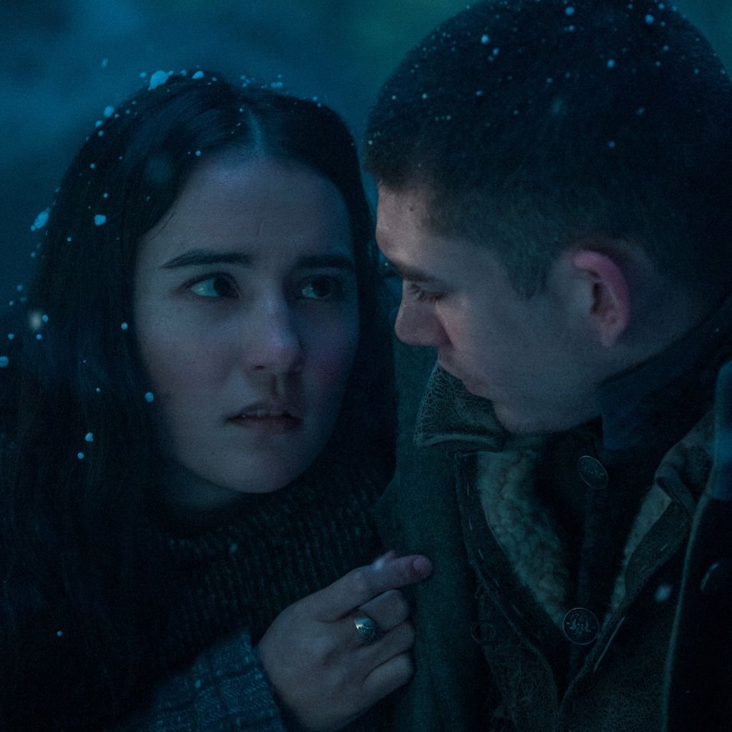 Jessie Mei Li und Archie Renaux in "Shadow and Bone"