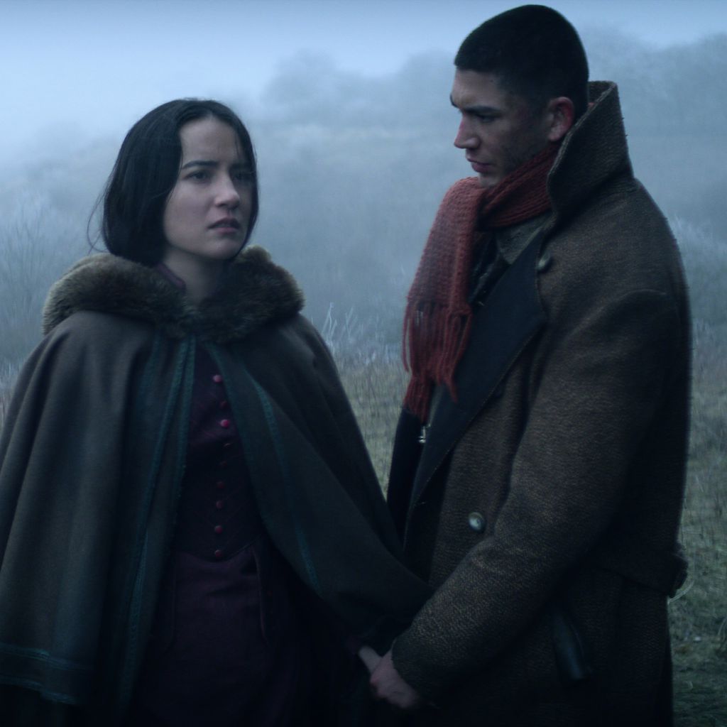 Jessie Mei Li und Archie Renaux in "Shadow and Bone"