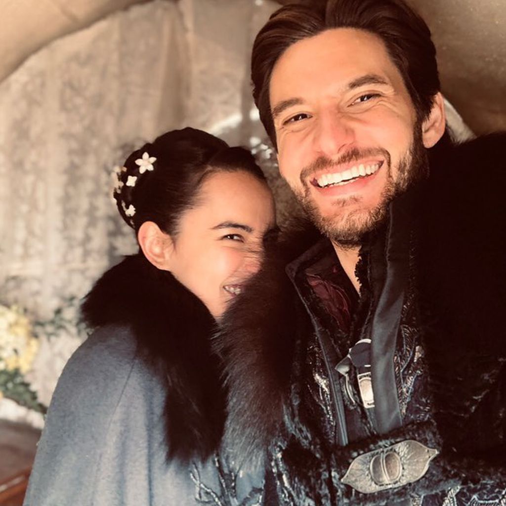 Jessie Mei Li und Ben Barnes am Set von "Shadow and Bone"