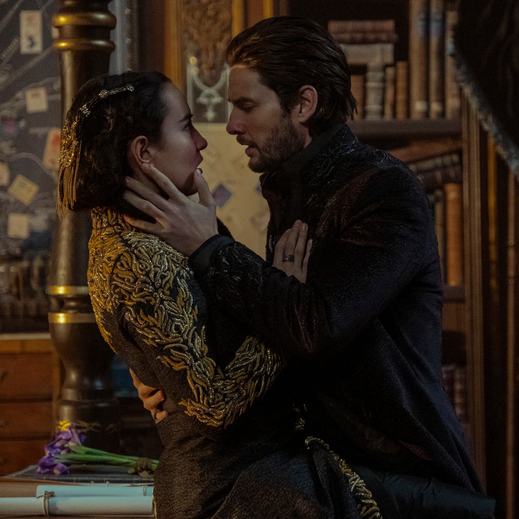 Jessie Mei Li und Ben Barnes in "Shadow And Bone"