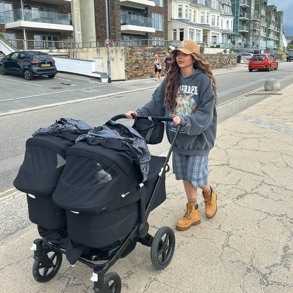Jesy Nelson schiebt den Kinderwagen mit ihren Zwillingen, 2025