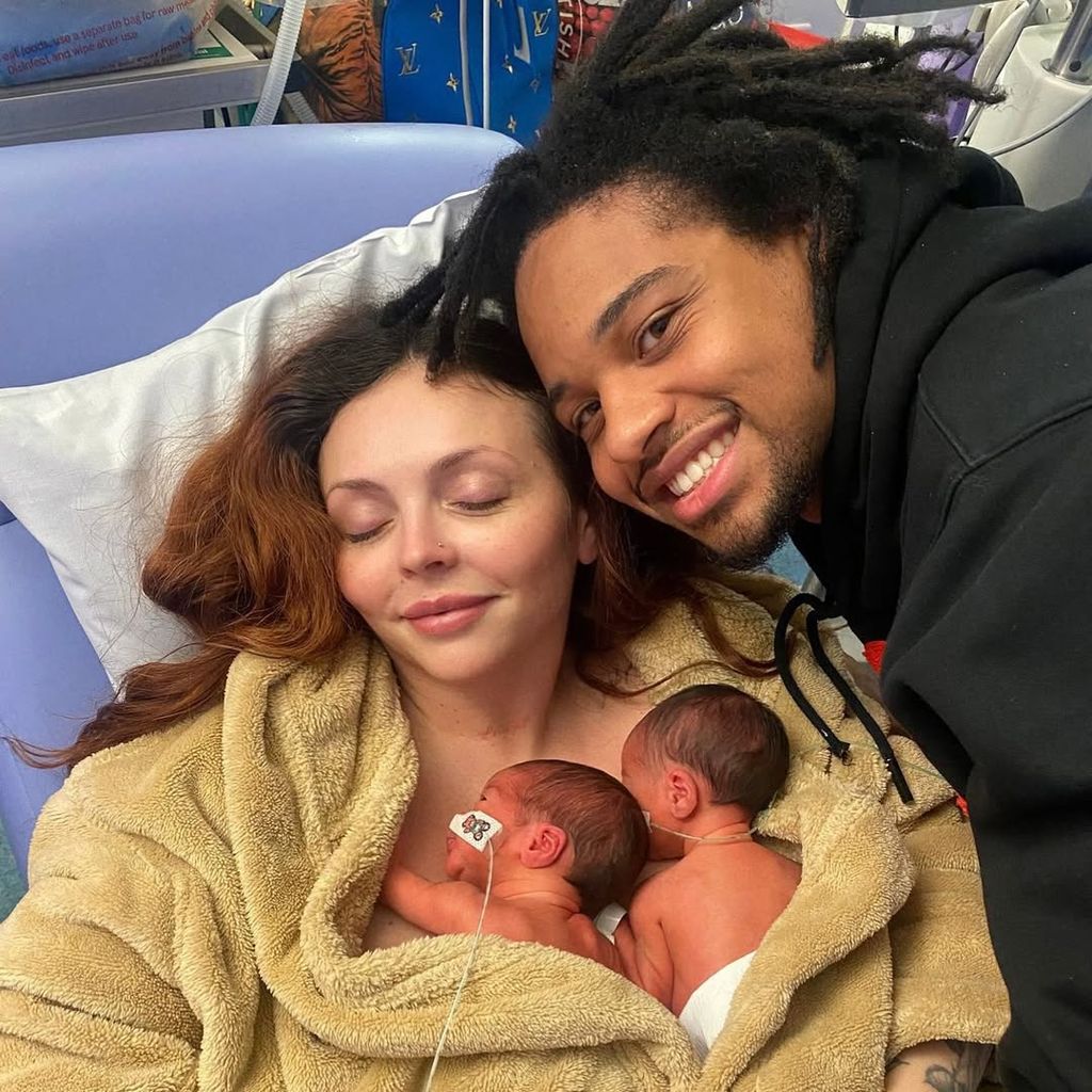 Jesy Nelson mit ihren Zwillingen und Zion Foster im Mai 2025