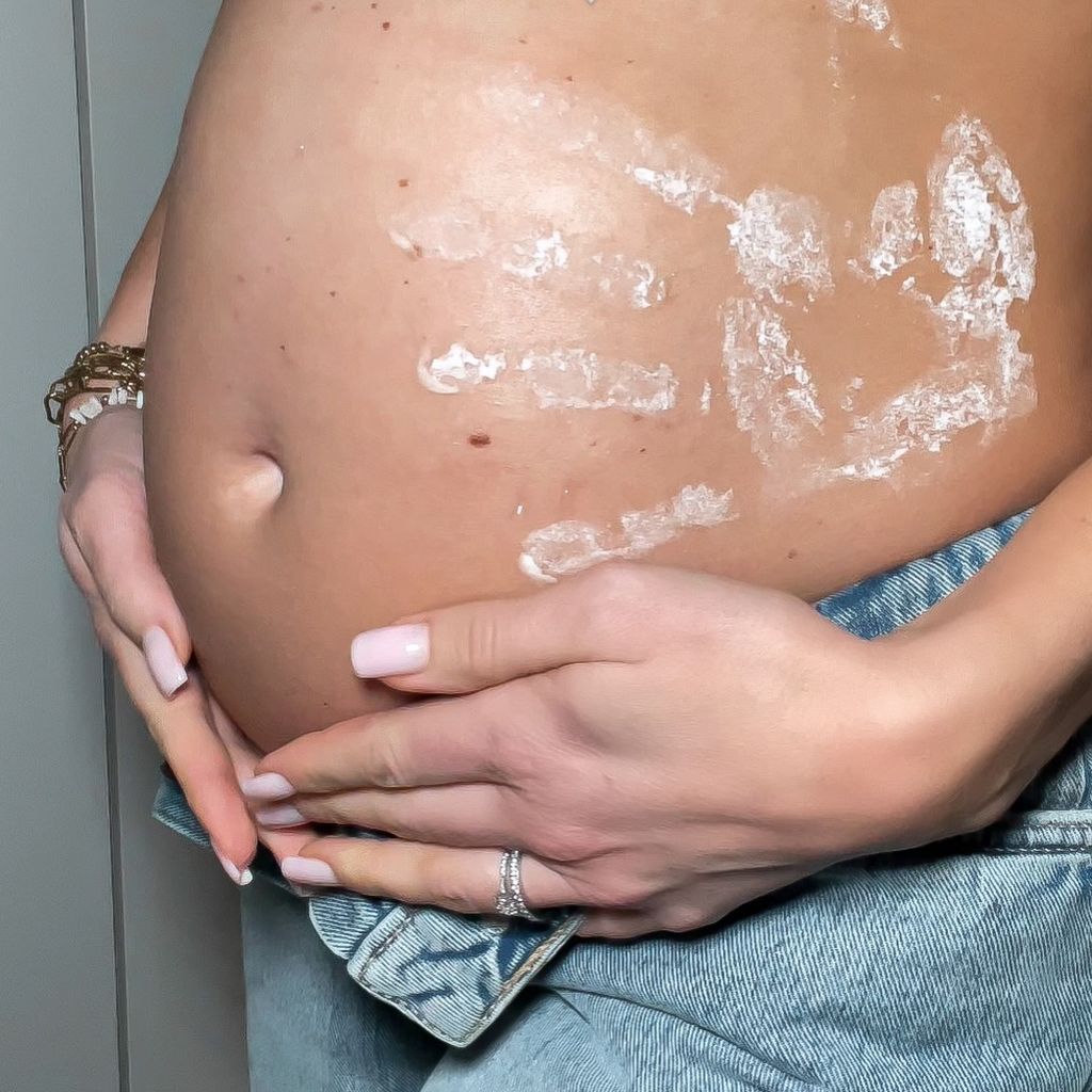 Jil Rock zeigt ihren Schwangerschaftsbauch