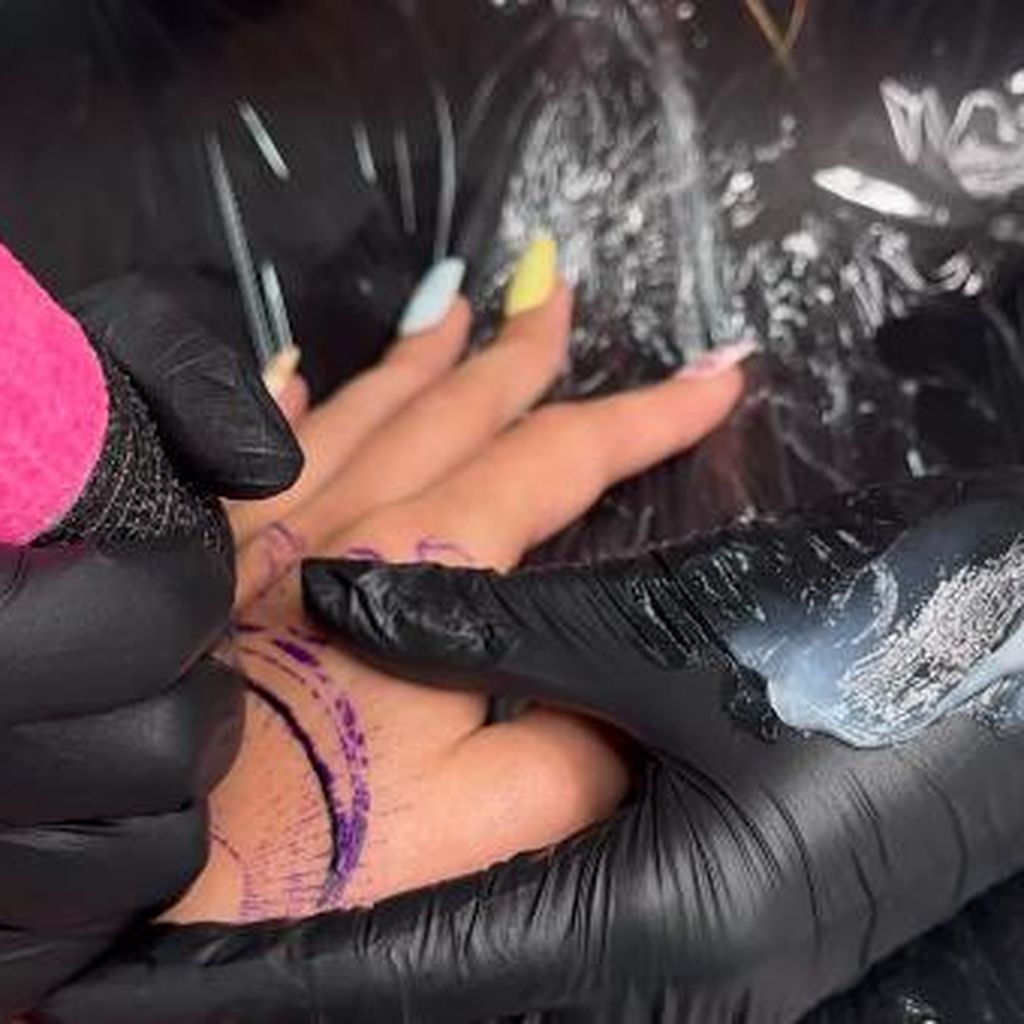 Jill Lange im Tattoo-Studio